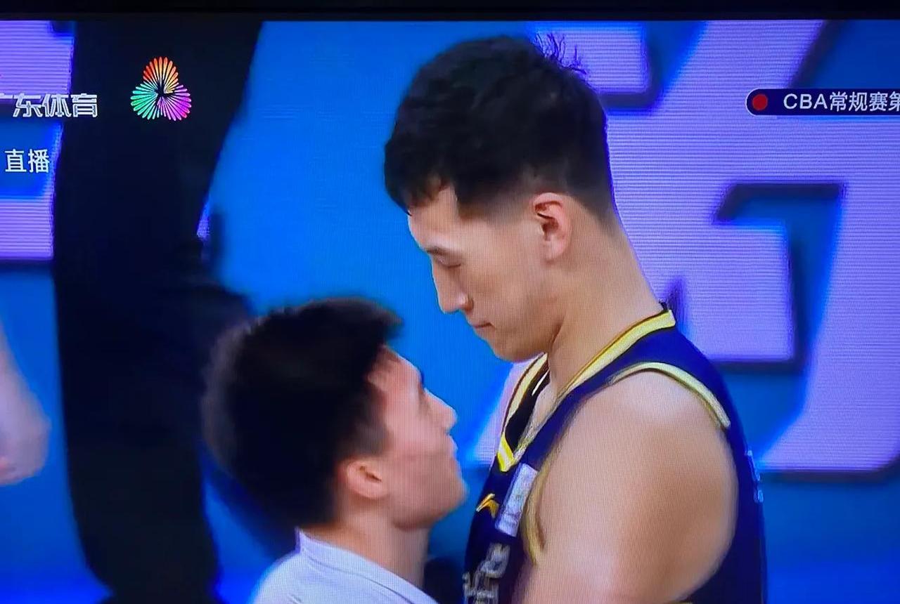 广东宏远训练开放日，训练课后单刀错失引观众欢呼，荷甲在即，心理建设被强调的简单介绍