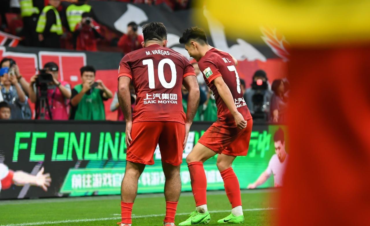 布克半场出战18分钟得到6分8助攻-爱游戏登录链接入口