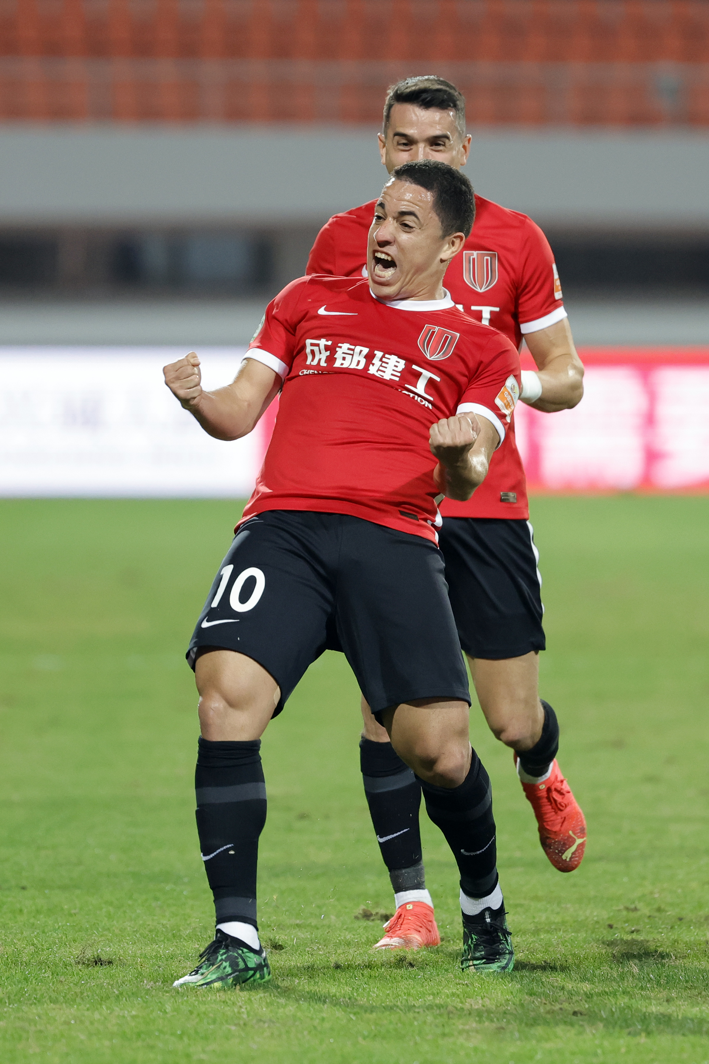 包含赛地聚焦——中超国际比赛日热度飙升，成都蓉城主帅复盘，悬念犹存，更衣室氛围转暖的词条